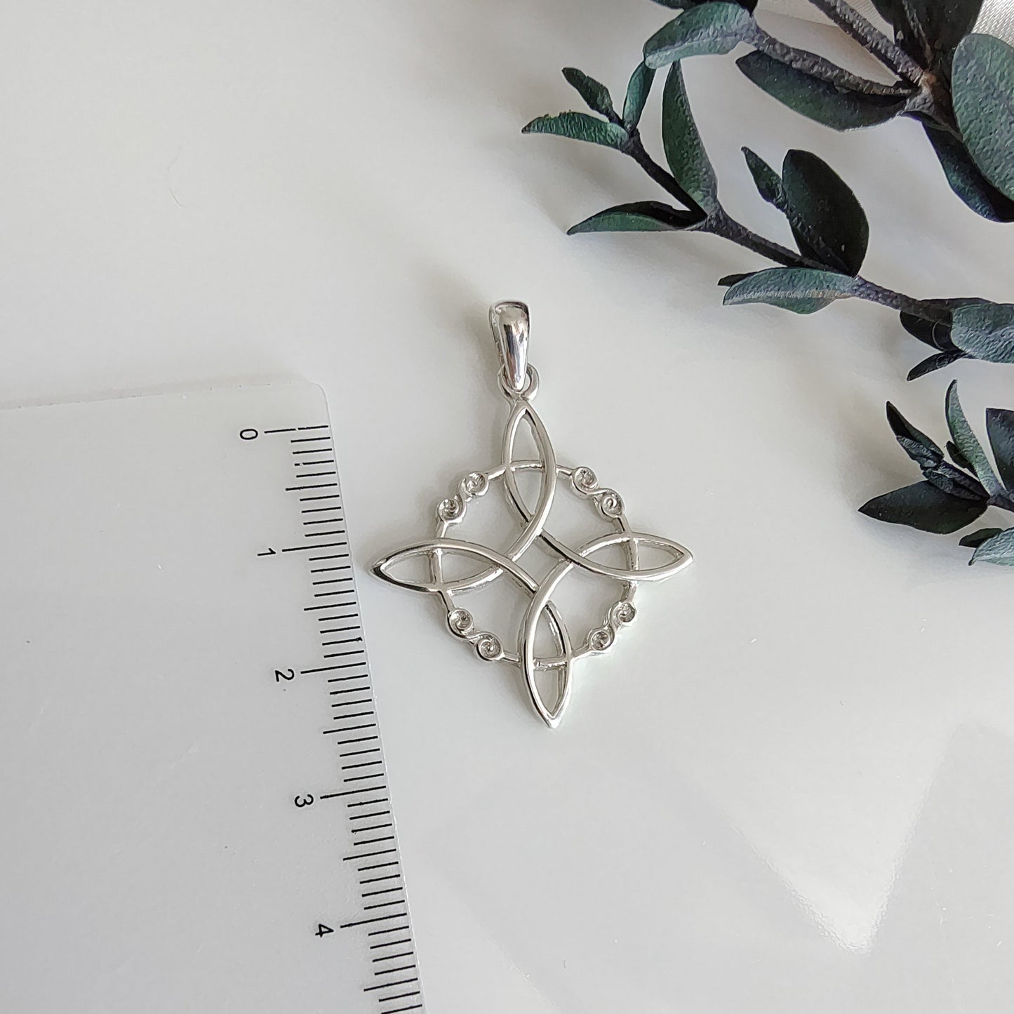 Colgante Plata Nudo de Bruja 30mm.