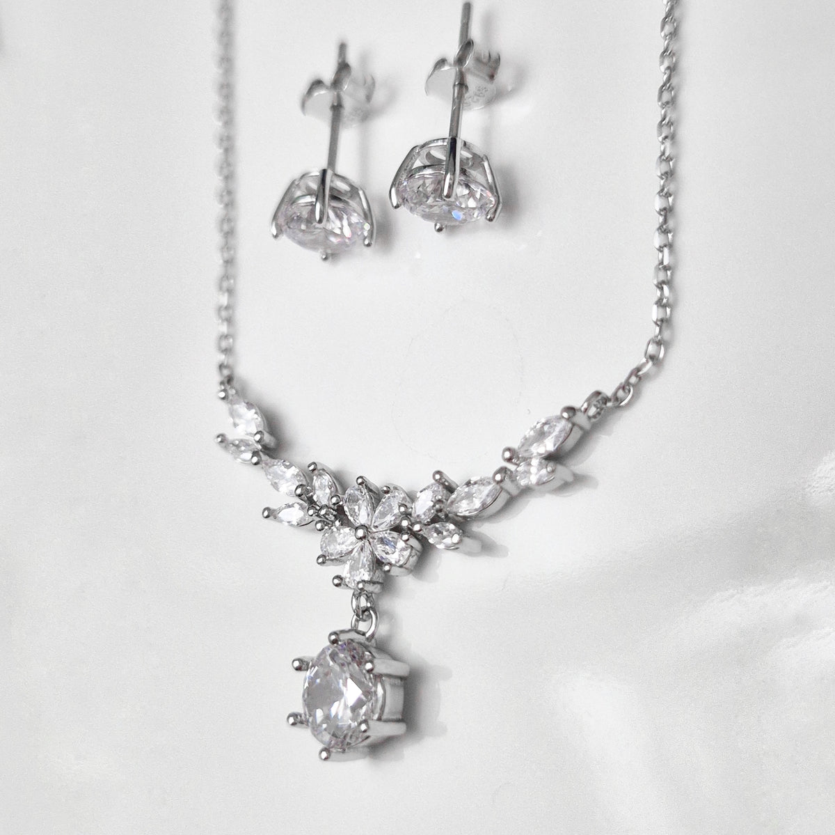 Conjunto Flor de Luz de Plata 925 con Circones