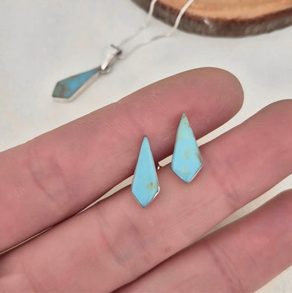 Conjunto Plata Ley 950 – Aro Apegado y Colgante con Turquesa Natural