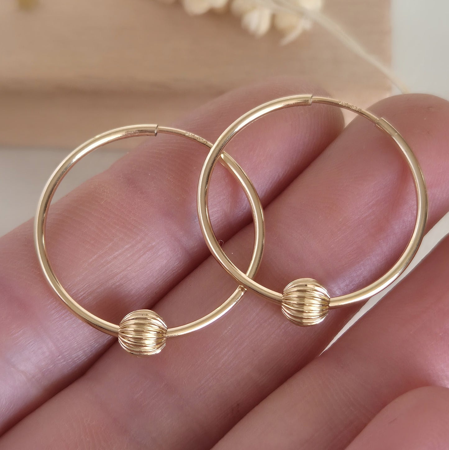 Aro argolla Oro 14K G.F 24 mm con bolita facetada