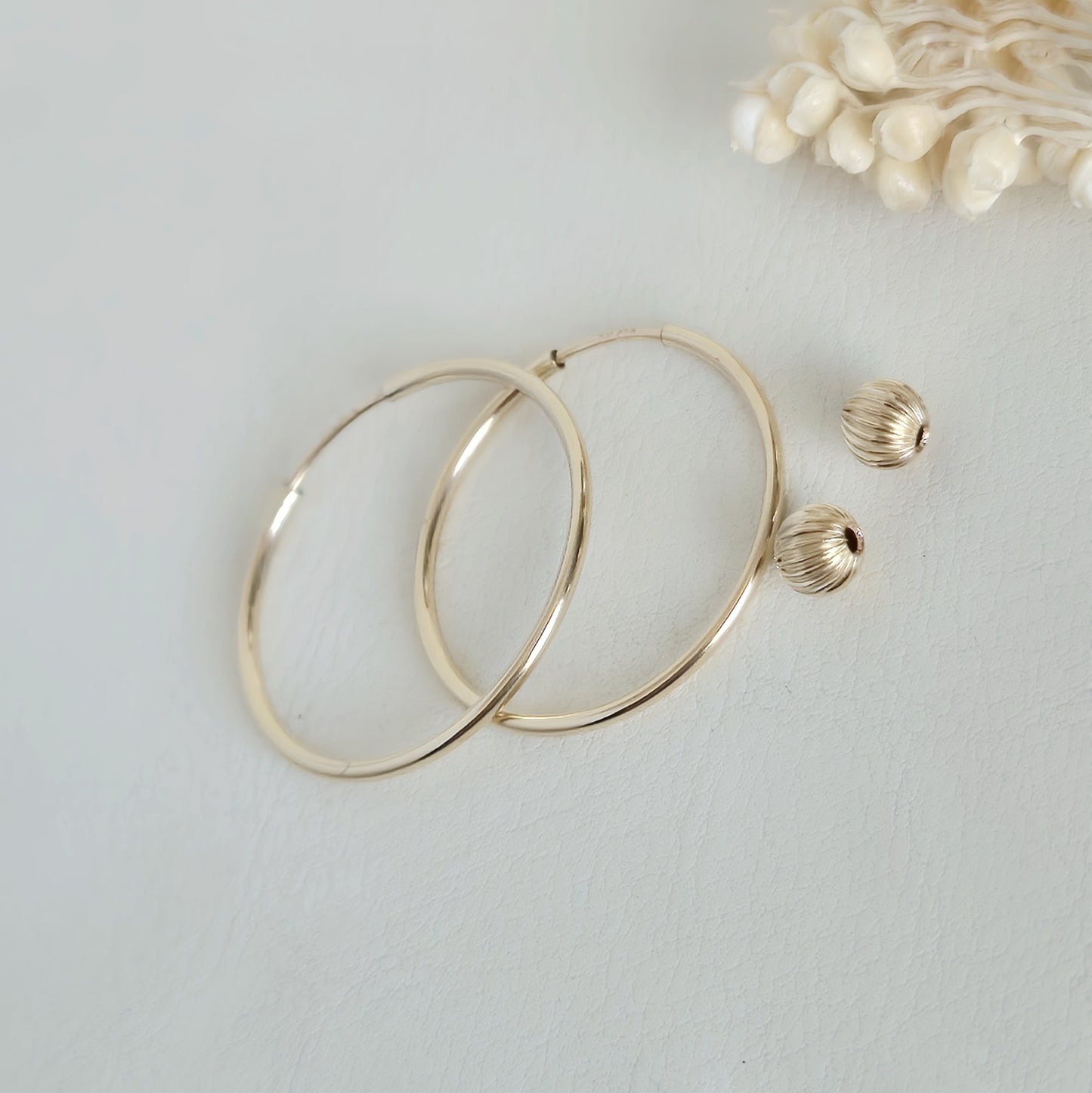 Aro argolla Oro 14K G.F 24 mm con bolita facetada