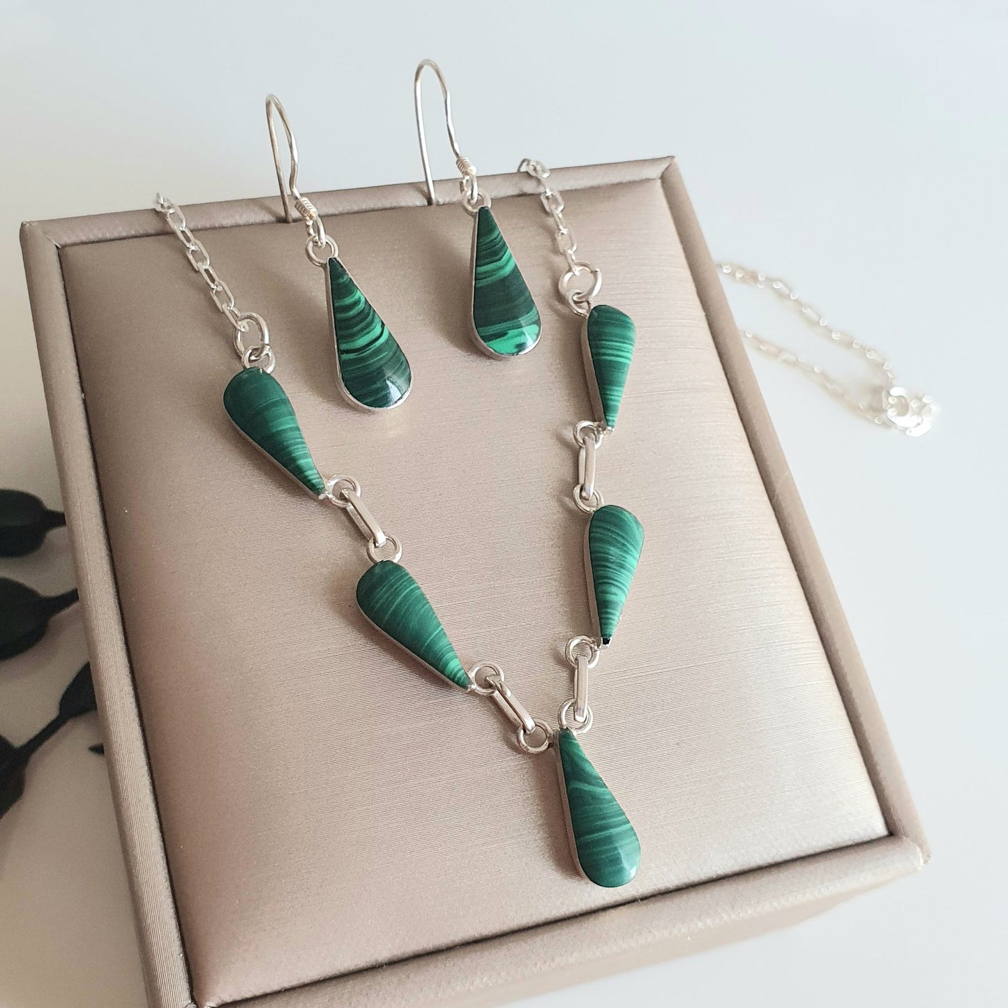 Conjunto Gota Plata con Piedra Malaquita Natural