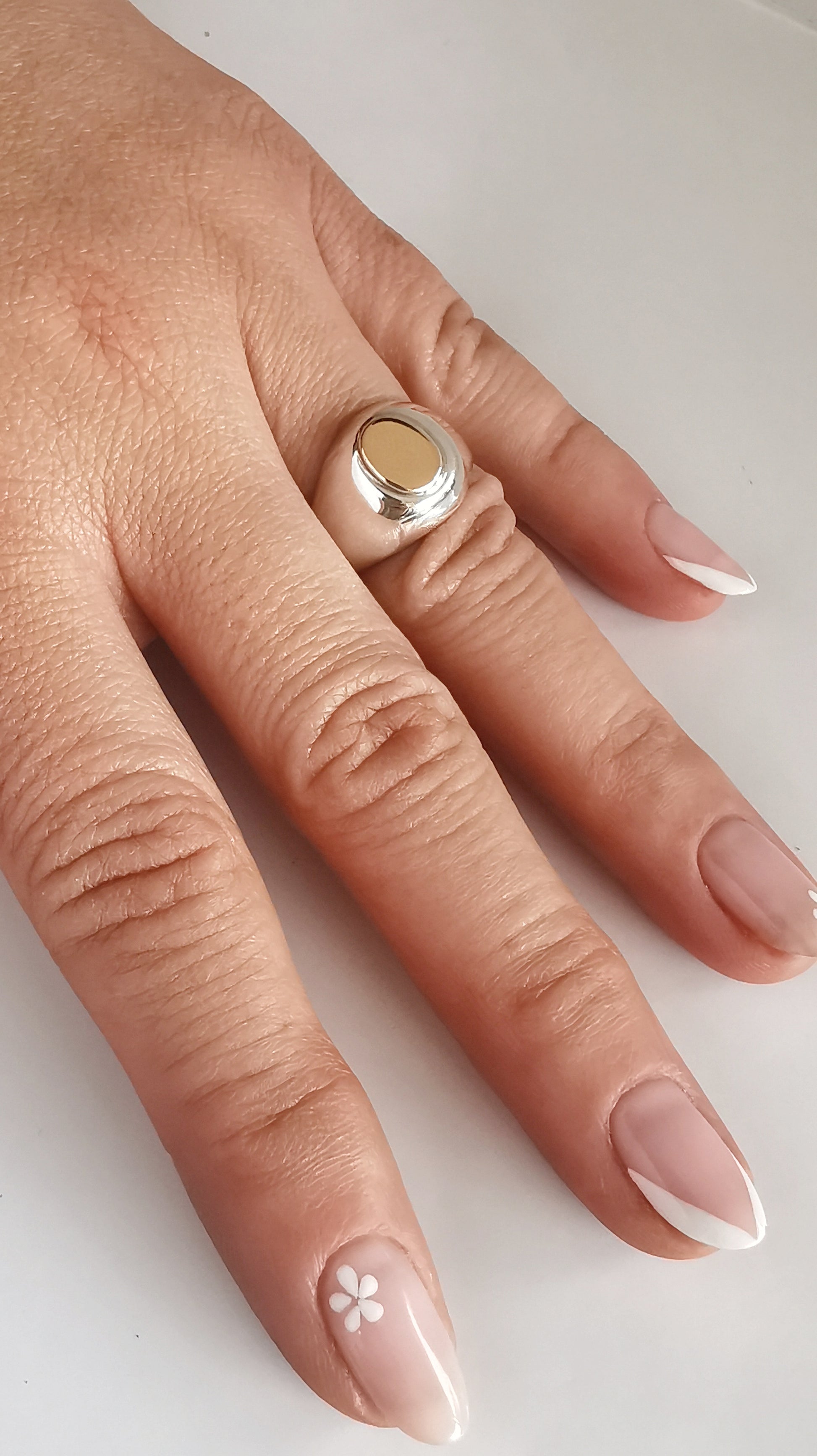 Anillo Sello Ovalado Plata con Oro – Joyas Alicanto