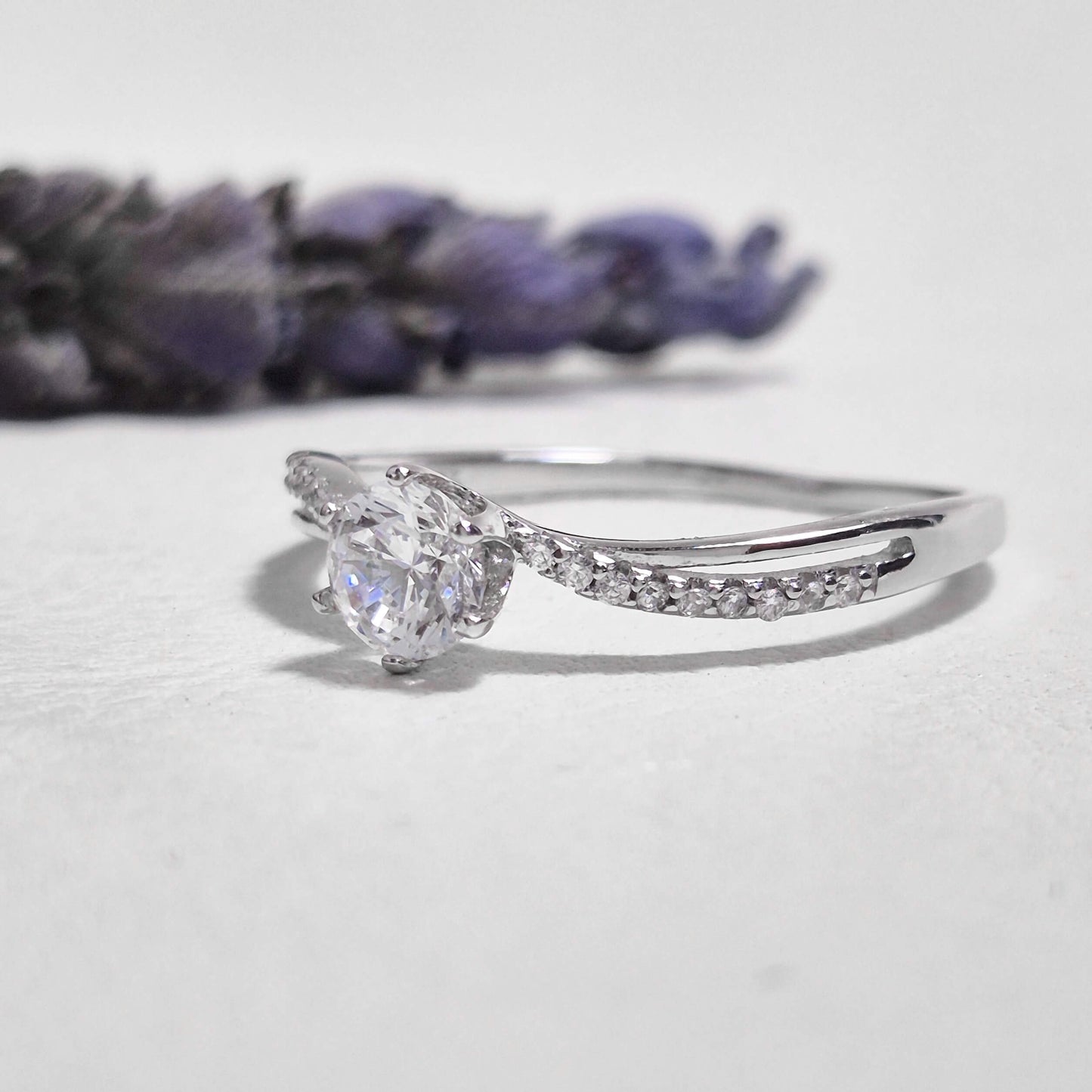 Anillo solitario de Plata 925 con circón central