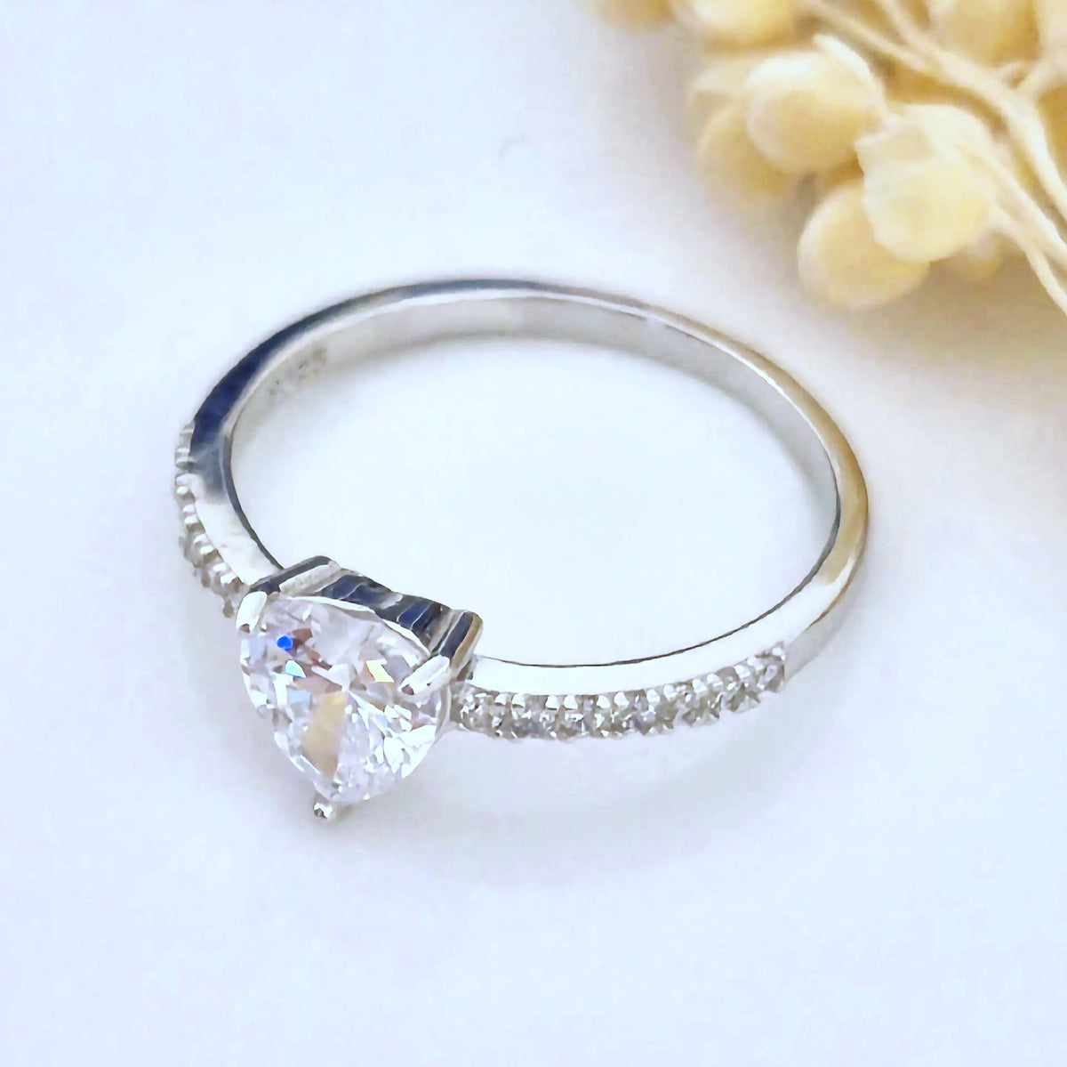 Anillo de plata y circones