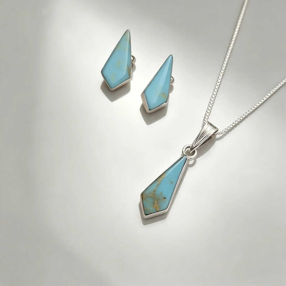 Conjunto Plata Ley 950 – Aro Apegado y Colgante con Turquesa Natural