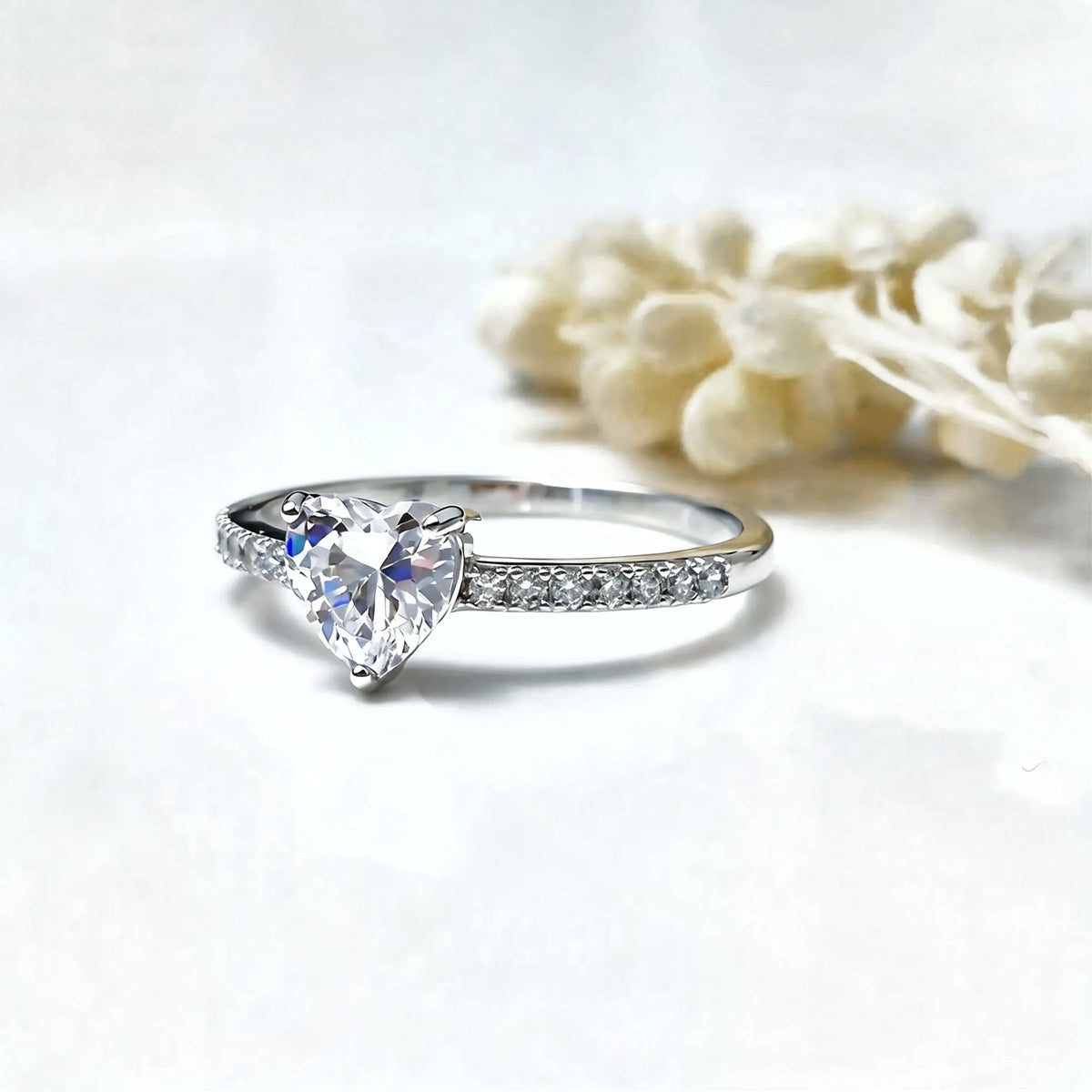 Anillo de plata y circones