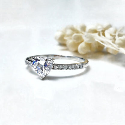 Anillo de plata y circones