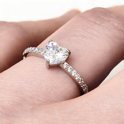 Anillo de plata y circones